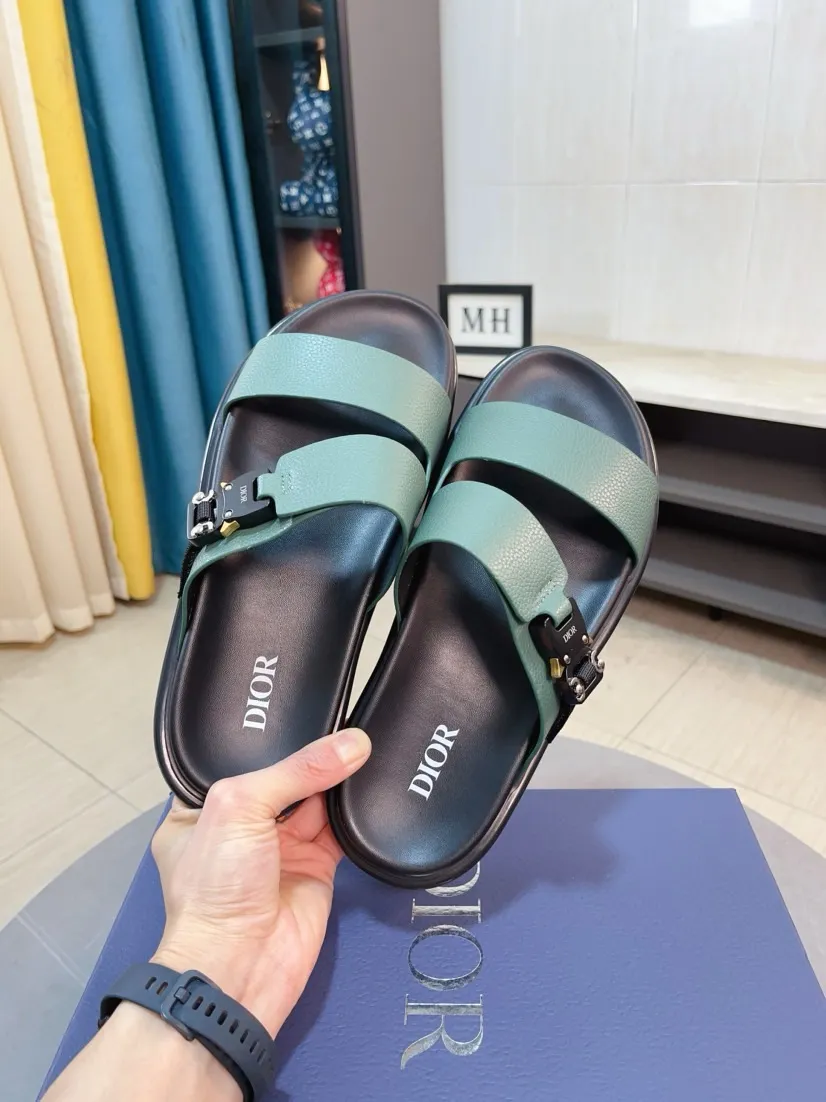 Men's Men's Shoes 💰320🌸🌸Dior Aqua Men's Sandals Slippers. Showcasing Dior haute couture design. The Dior gray suede strap is accented with an aluminum Dior buckle for added style. Paired with a comfortable tonal notch sole, they pair easily with shorts or jeans for a sophisticated look. Main body: suede cow leather, technical fabric lining: cow leather, with adjustable straps, aluminum Dior buckle, Dior gray EVA insole, tonal notch rubber outsole splicing structure👌👌size: 38-44 (45.46 customized)
